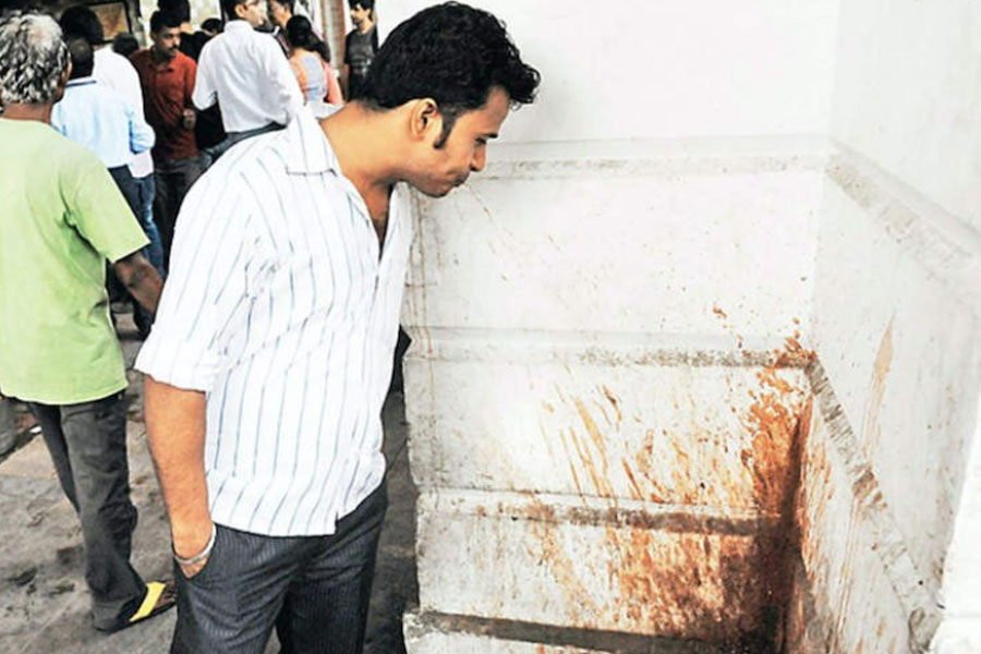Indian railway Sealdah division earn 8 lacs in one month over Spiting fine