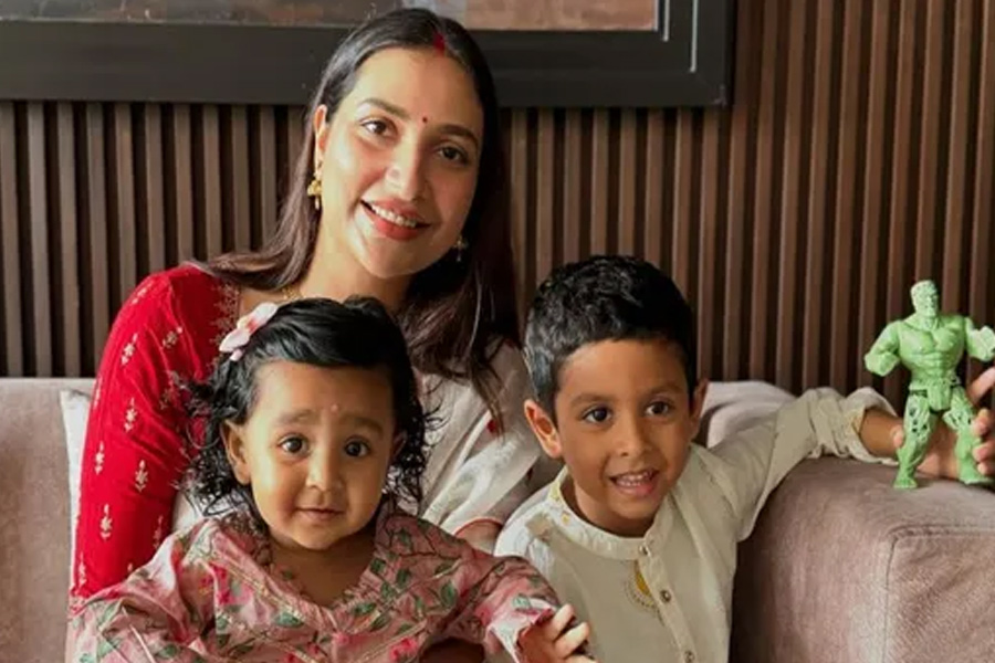 আধো বুলিতে দাদা ইউভানকে জন্মদিনের শুভেচ্ছা, নেটপাড়ার মন কাড়ল ‘রাজকন্যা’ ইয়ালিনি