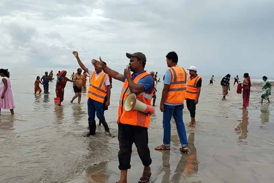 ফের দুর্যোগের আশঙ্কা! প্রাণ বাঁচাতে সুন্দরবনে চলছে মাইকিং, খুলছে ত্রাণ শিবির