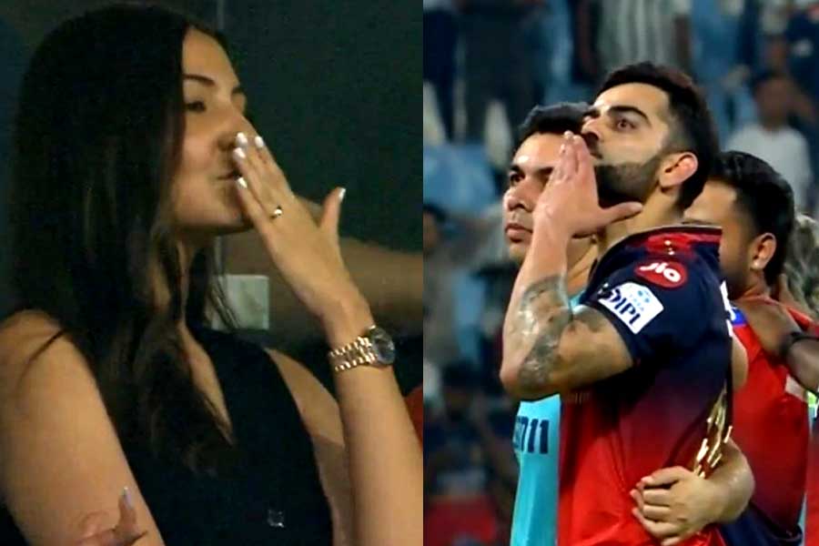 ম্যাচ জিততেই অনুষ্কাকে চুমু, ‘লাভার বয়’ বিরাটের মিষ্টি কাণ্ডে মজে নেটদুনিয়া