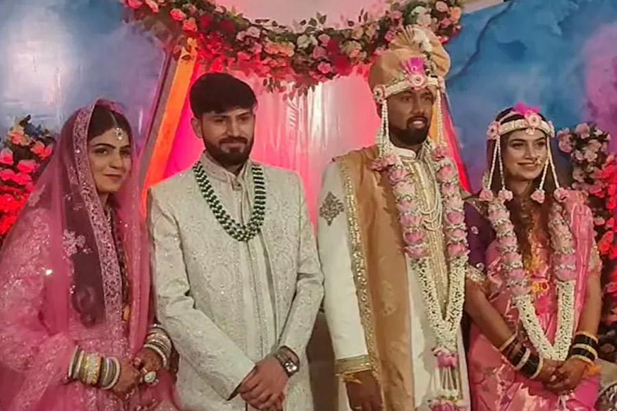 আচমকাই মিলে গেল বিবাহবাসর! একমঞ্চে বিয়ে হিন্দু ও মুসলিম যুগলের, দেখুন ভিডিও
