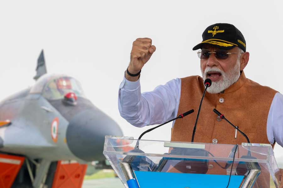‘ঘর মে ঘুসকে মারেঙ্গে’, আদমপুরে বায়ু সেনার ঘাঁটিতে হুঙ্কার মোদির