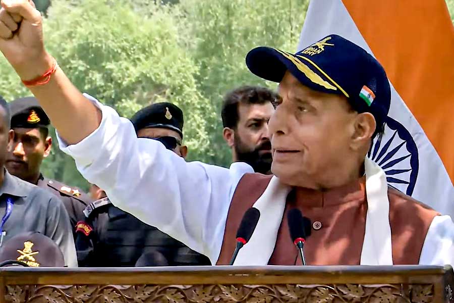 ‘ওরা ধর্ম দেখে মেরেছে, আমরা কর্ম দেখে মেরেছি,’ শ্রীনগরে হুঙ্কার রাজনাথের