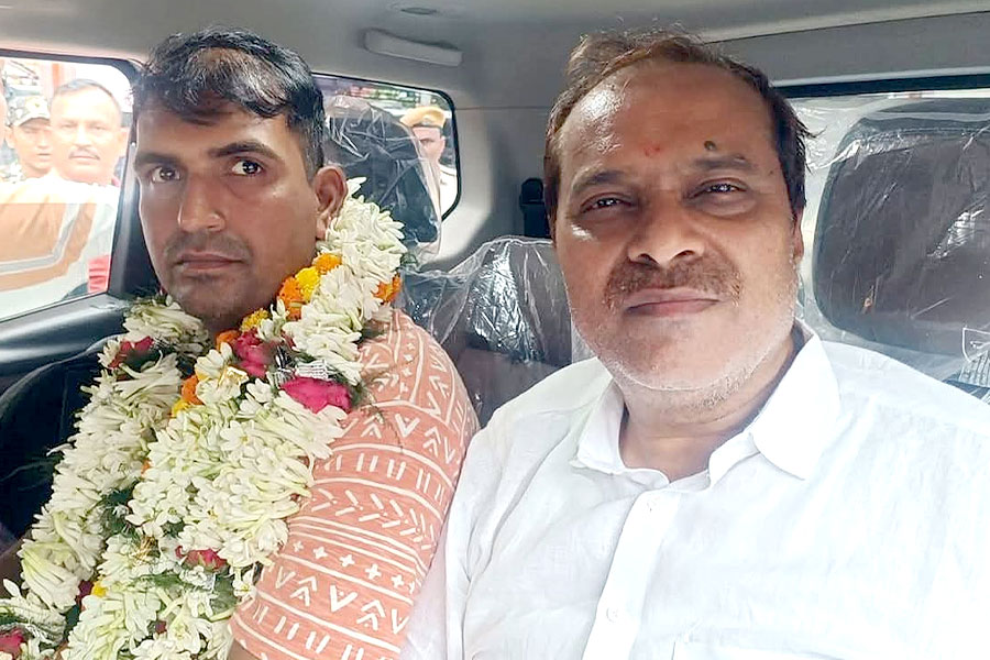 ঘরে ফিরলেন পূর্ণম কুমার সাউ, হাওড়া স্টেশনে রাজকীয় সংবর্ধনা