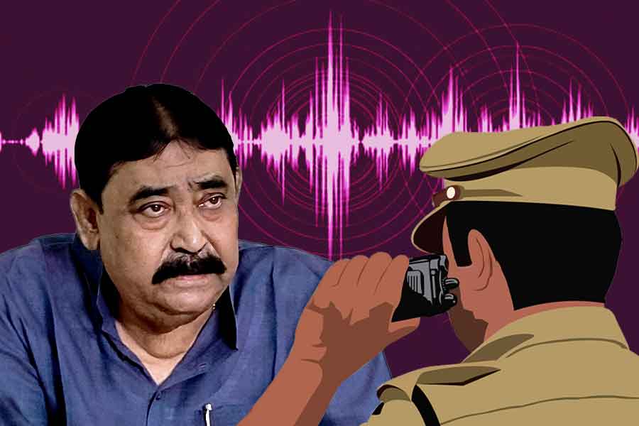 বোলপুর থানার পুলিশ আধিকারিককে হুমকি! ফের খবরের শিরোনামে অনুব্রত মণ্ডল