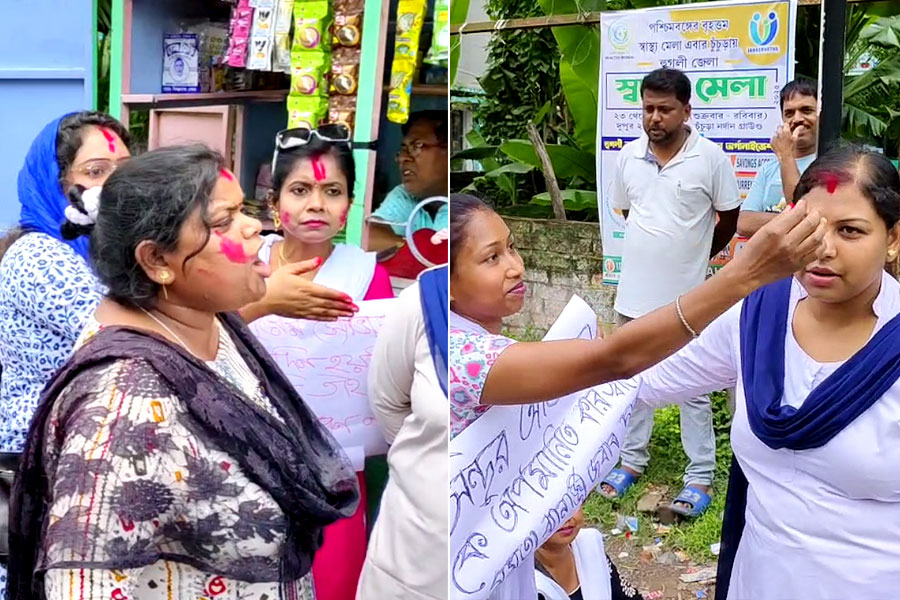 হুগলিতে শোরগোল, মহিলা পুলিশদের সিঁদুর পরিয়ে দিলেন বিজেপির মহিলা কর্মীরা