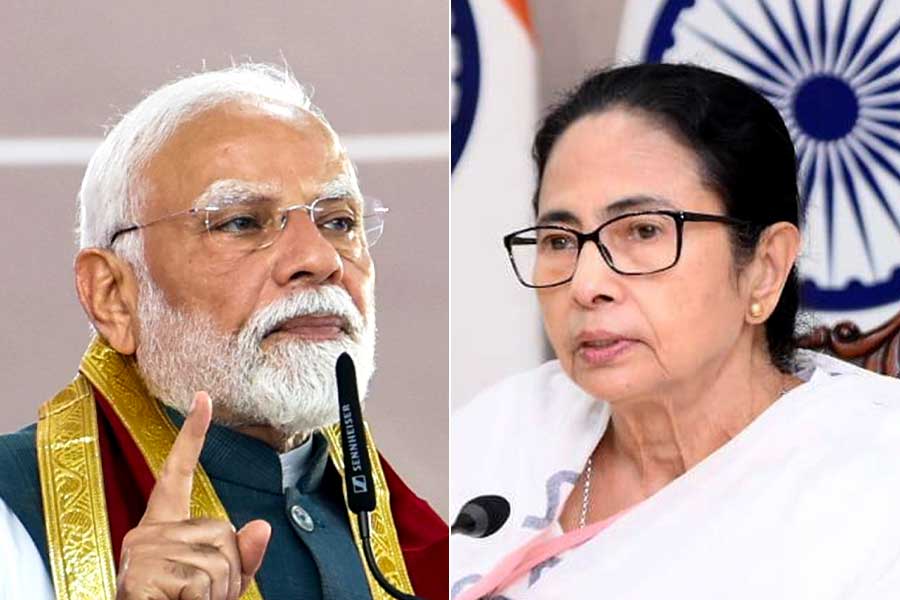 হিম্মত থাকলে মুখোমুখি বসুন, মোদিকে তোপ মমতার