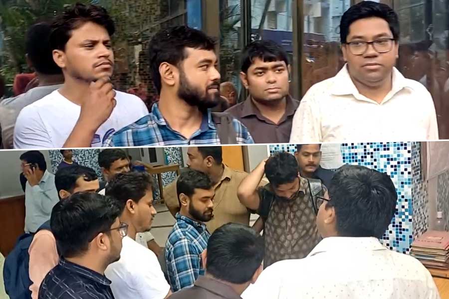 RG KAR আন্দোলনের ৩ মুখকে দূরের জেলায় বদলির ব্যাখা চেয়ে স্বাস্থ্য ভবনে চিকিৎসকরা
