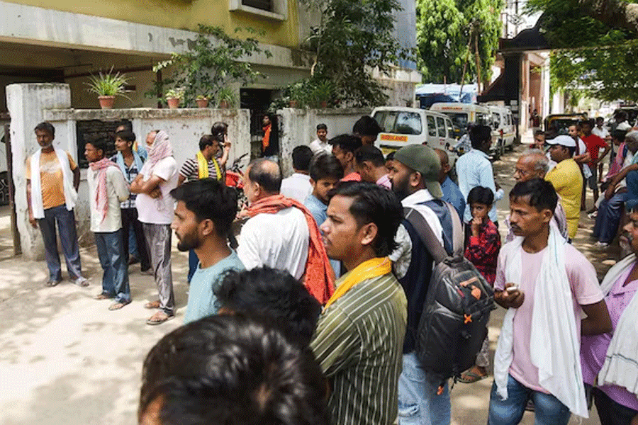 দীর্ঘ অপেক্ষাতেও মেলেনি বেড, অ্যাম্বুল্যান্সেই মৃত্যু ধর্ষিতা দলিত নাবালিকার! উত্তেজনা পাটনায়