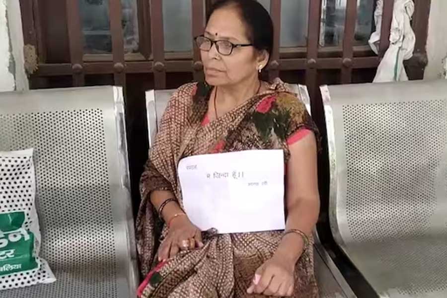 হুজুর আমি বেঁচে আছি, পোস্টার নিয়ে জেলাশাসকের কাছে ‘মৃত’ মহিলা!
