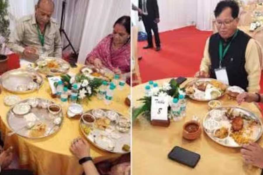 রূপোলি থালায় পাঁচ হাজারের খাবার! অতিথিদের জন্য এলাহি আয়োজন করে নিশানায় মহারাষ্ট্র সরকার