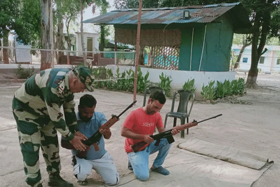 অপারেশন সিঁদুরের পর পাক সীমান্তে বড় পদক্ষেপ, কাশ্মীরি তরুণদের অস্ত্র প্রশিক্ষণ বিএসএফের