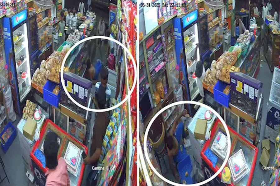 দোকানের ভিতরে ঢুকে কর্মচারীকে দা দিয়ে পরপর কোপ! ভাইরাল হাড়হিম করা ফুটেজ