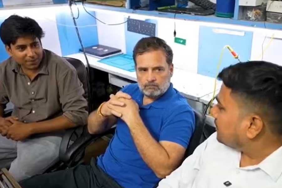 উৎপাদন শিল্পে ব্যর্থ ‘আত্মনির্ভর ভারত’, মোদিকে খোঁচা রাহুলের