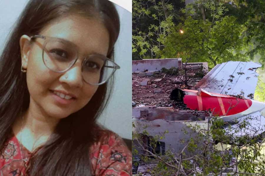 মেয়েকে পড়াশোনা শিখিয়ে বিলেতে পাঠাচ্ছিলেন রিকশা চালক, প্রথম বিমানযাত্রাতেই পুড়ে ছাই স্বপ্ন