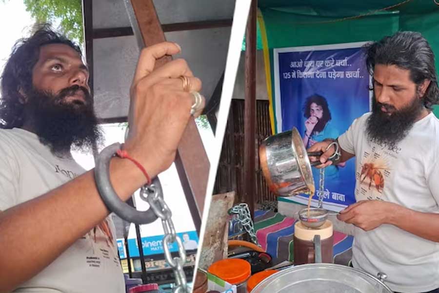 দোকানের নাম ‘৪৯৮এ টি ক্যাফে’, হাতকড়া পরে চা পরিবেশন করেন যুবক, কিন্তু কেন?