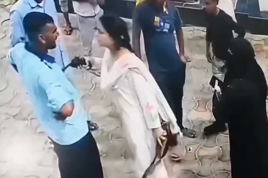 ‘এত গুলি করব, বাড়ির লোকও চিনতে পারবে না’, বুকে বন্দুক ঠেকিয়ে গ্যাস স্টেশনের কর্মীকে হুমকি মহিলার