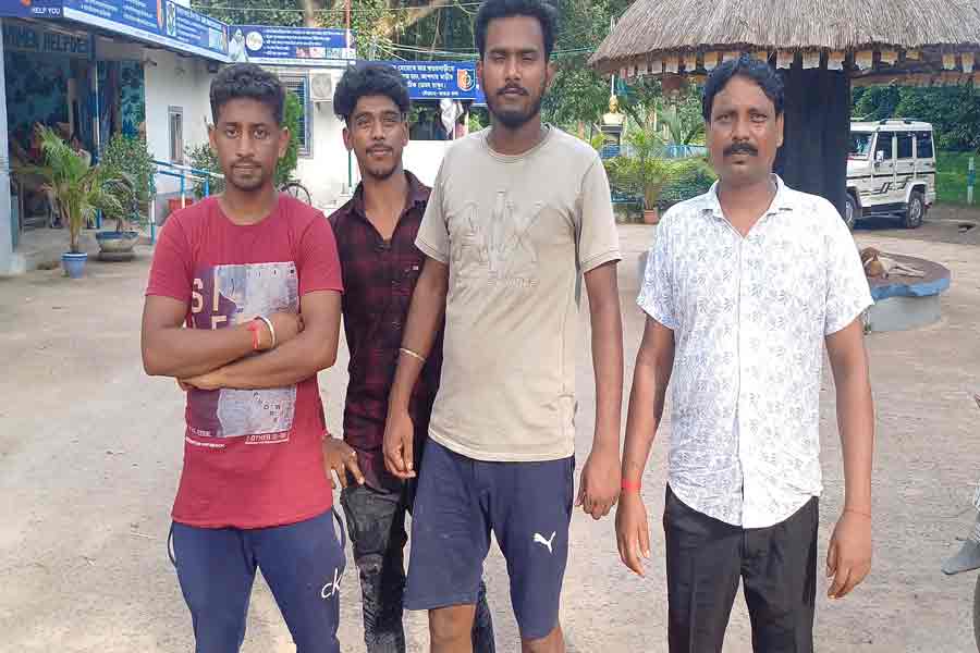 স্বামী-বউমাদের অত্যাচারে জেরবার! ট্রেনের সামনে ঝাঁপ প্রৌঢ়ার! প্রাণ বাঁচাল ৪ যুবক