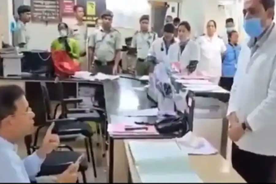 চিকিৎসককে সাসপেন্ড কাণ্ডে হাসপাতালে এসে ক্ষমা চান মন্ত্রী, নচেৎ ধর্মঘটের হুঁশিয়ারি গোয়ার ডাক্তারদের