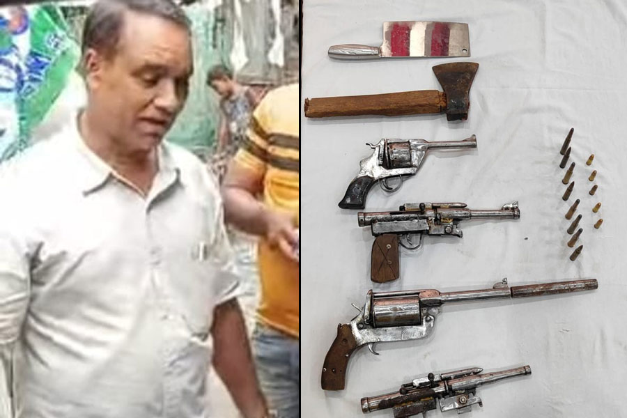 পানিহাটিতে কাউন্সিলর ঘনিষ্ঠ TMC নেতার বাড়িতে অস্ত্রভাণ্ডার! উদ্ধার সেনায় ব্যবহৃত কার্তুজ-বিদেশি বন্দুক