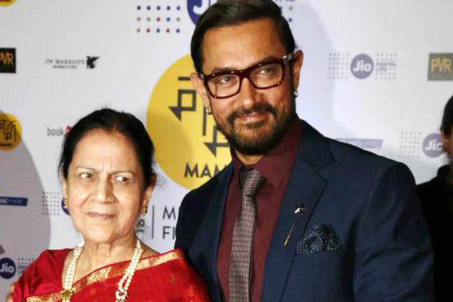 বয়স সংখ্যামাত্র! বলিউডে ডেবিউ আমিরের নবতিপর মায়ের