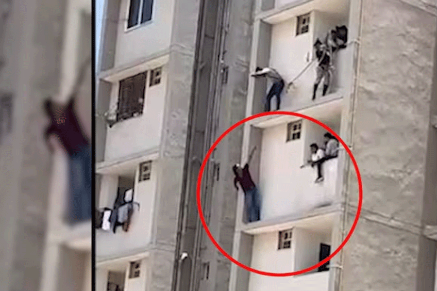 ‘আত্মসমর্পণের চেয়ে মৃত্যু ভালো’, আহমেদাবাদে ছ’তলায় চড়ে বসল দুষ্কৃতী, তারপর?