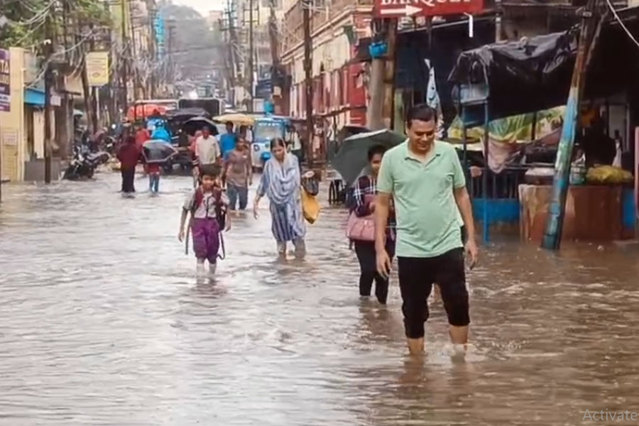 ফের জল ছেড়েছে ডিভিসি, প্লাবিত বরাকর নদীর সংলগ্ন এলাকা, বহু পরিবারকে সরাচ্ছে প্রশাসন