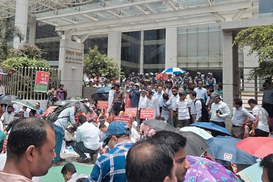 বাংলাদেশে জাতীয় রাজস্ব বোর্ডে শাটডাউন, সারা দেশে বন্ধ আমদানি-রপ্তানি