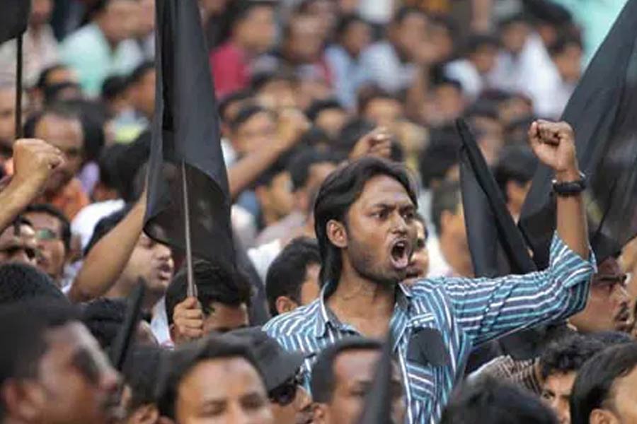 ফের মুজিব ফেরানোর দাবি শিক্ষার্থীদের! ঘনিয়ে আসছে ইউনুসের পতন?