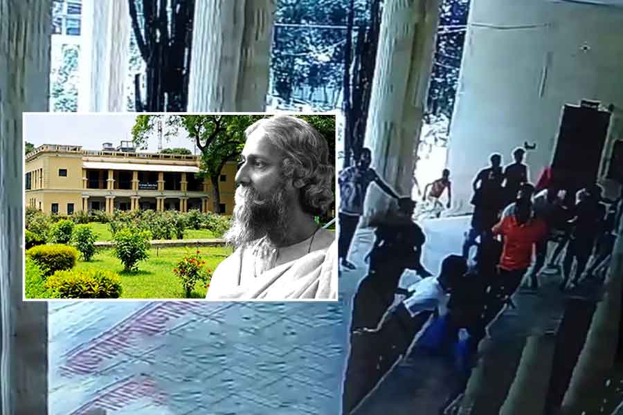ইউনুসের বাংলাদেশে চরম অরাজকতা, এবার সিরাজগঞ্জে রবীন্দ্রনাথের কাছারিবাড়িতে ভাঙচুর