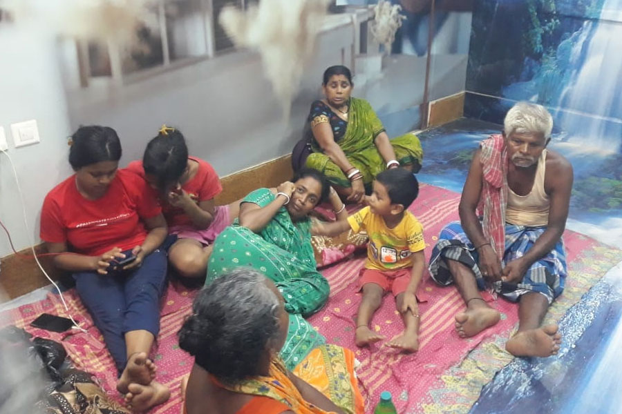 প্রাণ বাঁচাতে নথি আর ওষুধ নিয়ে দৌড়! ২৪ ঘণ্টা পরও আগুন আতঙ্ক তাড়া করছে বারাসতবাসীদের