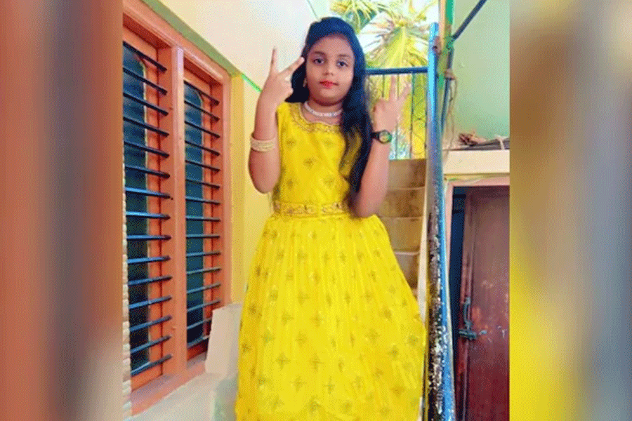 বিদ্যুতের খুঁটিই মৃত্যুদূত! খেলতে খেলতে ছুঁতেই প্রাণ গেল ১১ বছরের নাবালিকার