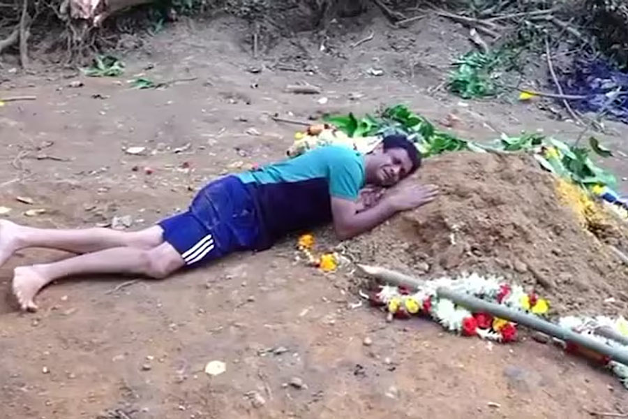 ‘আমি এখানেই থাকব’, বেঙ্গালুরুতে পদপিষ্টে মৃত ছেলের কবর আঁকড়ে পড়ে রইলেন বাবা