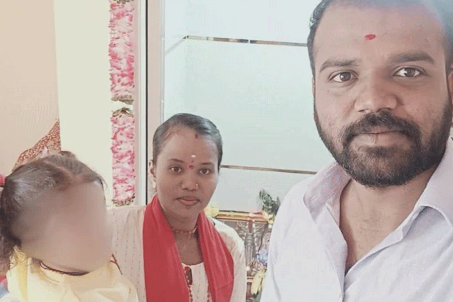 পরকীয়ার অভিযোগে স্ত্রীর মুন্ডু কাটলেন স্বামী! কাটা মাথা নিয়েই থানায় আত্মসমর্পণ