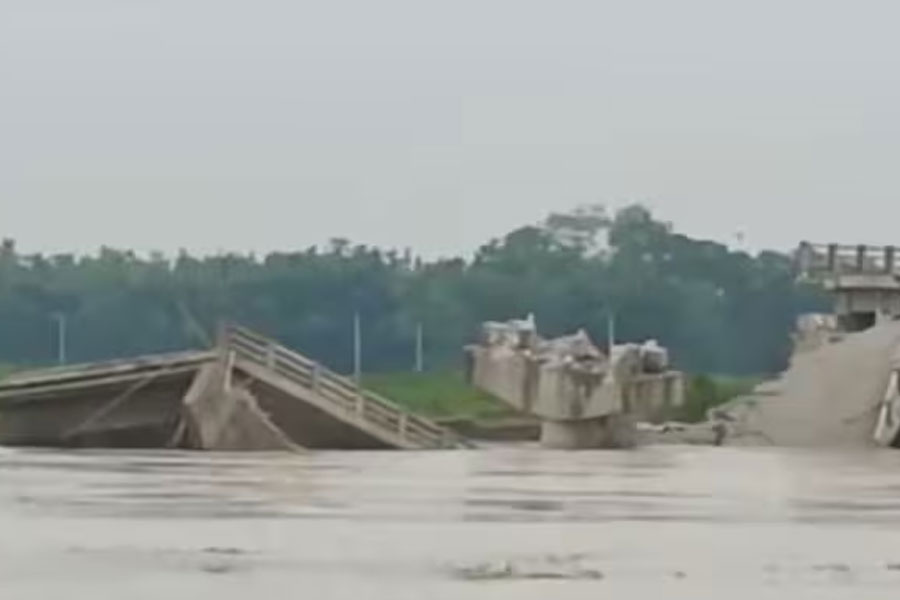 বিহারে অব্যাহত ব্রিজ বিভীষিকা, এবার সহরসা জেলায় হুড়মুড়িয়ে ভাঙল সেতু