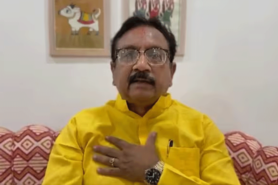 কুরেশিকে নিয়ে কুমন্তব্যের পর ‘ধর্ষিতা’র পরিবারের সঙ্গে ছবি! ফের বিতর্কে বিজেপি মন্ত্রী