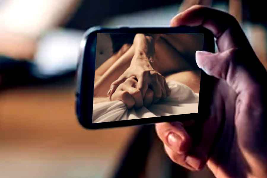 ঘনিষ্ঠ মুহূর্তের ভিডিও দেখিয়ে ‘ব্ল্যাকমেল’, যুবকের আত্মহত্যা কাণ্ডে এসপি-র দ্বারস্থ স্ত্রী