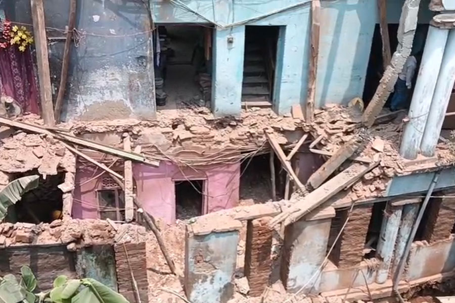 মেরামতির কাজের মাঝেই দুর্ঘটনা, বউবাজারে হুড়মুড়িয়ে ভেঙে পড়ল শতাব্দীপ্রাচীন বাড়ির একাংশ