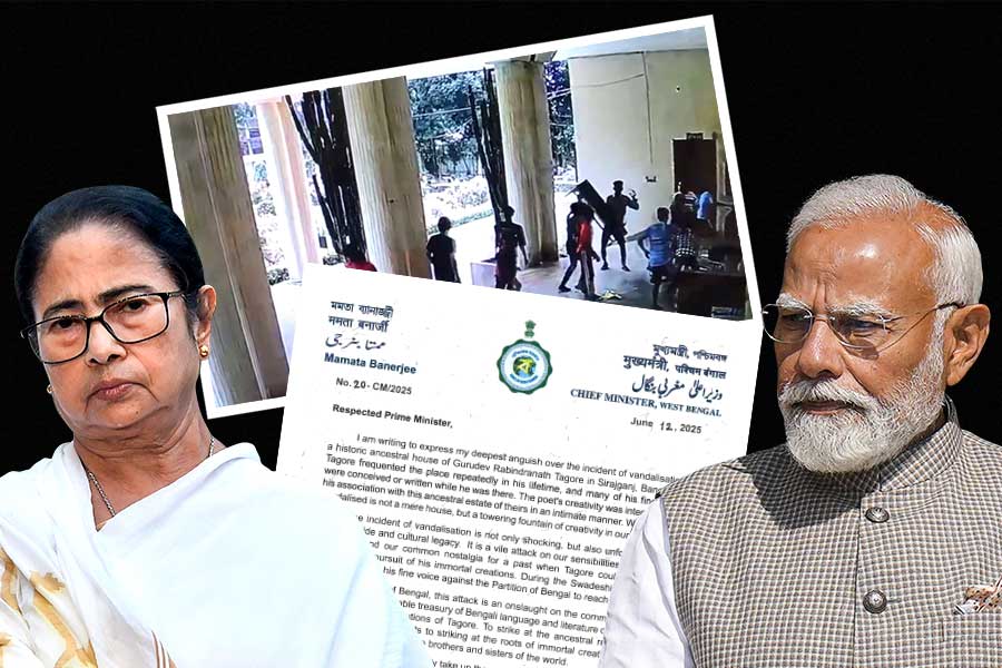 বাংলাদেশে কবিগুরুর বাড়ি ভাঙচুর, ‘প্রতিবেশী’র বিরুদ্ধে পদক্ষেপ নিতে মোদিকে চিঠি মমতার