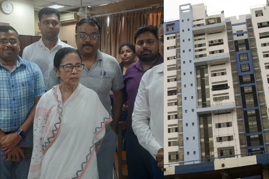 অর্থদপ্তরে ‘সারপ্রাইজ ভিজিট’ মুখ্যমন্ত্রীর! খতিয়ে দেখলেন কাজ, কর্মীদের আবদারে তুললেন ছবি