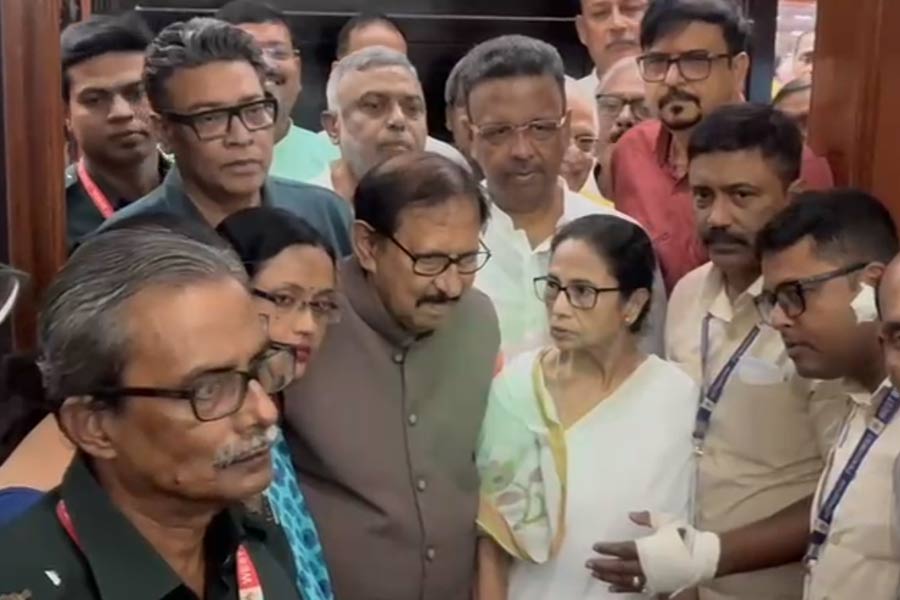 বিধানসভায় সংঘর্ষে জখম কর্মীদের সঙ্গে দেখা করলেন মমতা, স্পিকারকে বললেন ‘ব্যবস্থা নিন’