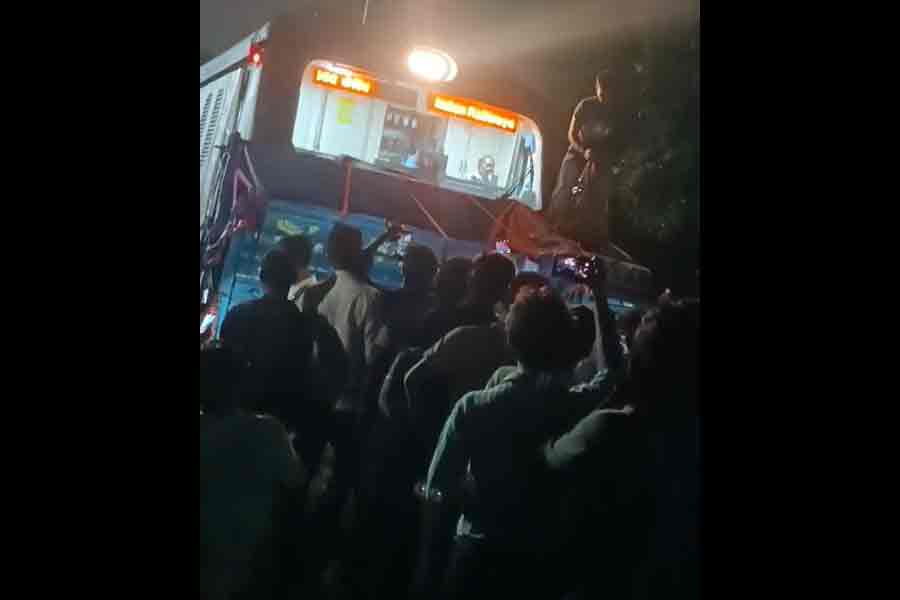 ট্রেন আসতে দেখে ট্র্যাকের উপরেই গাড়ি রেখে চম্পট চালকের! পিকআপ ভ্য়ানে ধাক্কা ক্যানিং লোকালের