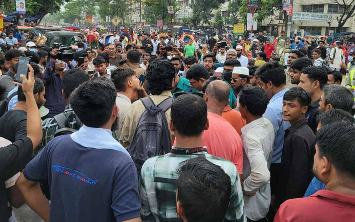 ফের বাংলাদেশের শিক্ষাক্ষেত্রে অরাজকতা! অনির্দিষ্টকালের জন্য বন্ধ ঢাকা মেডিক্যাল কলেজ