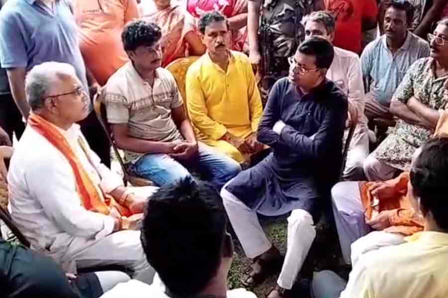 আচমকা শুভেন্দুর পাড়ায় দিলীপ ঘোষ, তৃণমূল নেতার সঙ্গে জমল খাস আড্ডা