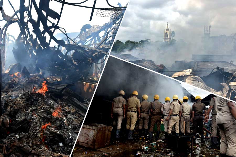 রাক্ষুসে আগুন গিলেছে সব! চোখের জলই যেন ‘শেষ সম্বল’ খিদিরপুরের অরফ্যানগঞ্জ মার্কেটের ব্যবসায়ীদের
