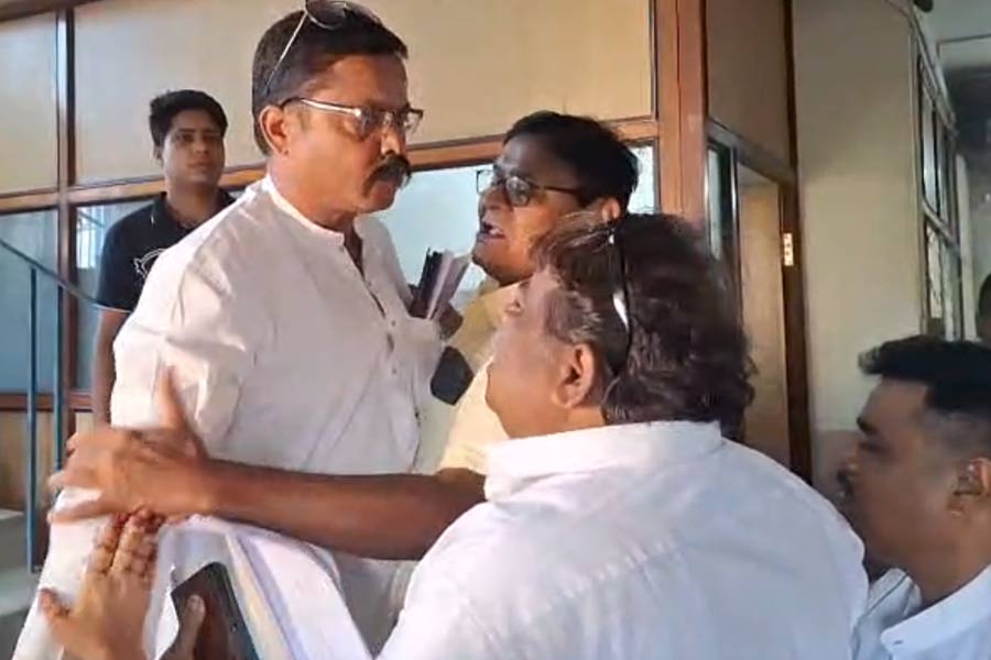 ‘ওয়ার্ডে কাজই হয় না’, বৈঠকের আগেই কাউন্সিলরের অভিযোগে রণক্ষেত্র গারুলিয়া পুরসভা