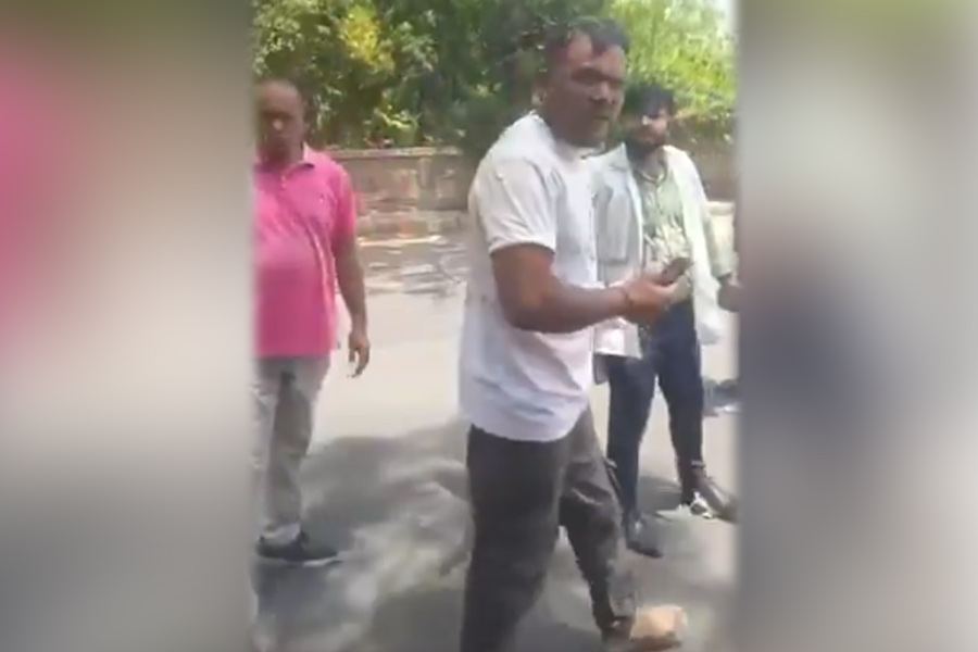 মৃত্যু থেকে ফেরা! অবিশ্বাস্যভাবে আহমেদাবাদের ধ্বংসপ্রাপ্ত বিমান থেকে হেঁটে বেরলেন যাত্রী