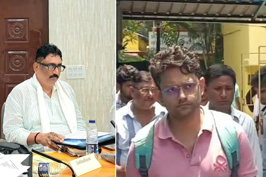 শুল্ক দপ্তরের তল্লাশিতে মিলল কবিতার বই! ‘কবি’ তৃণমূল নেতা, ‘পাঠক’ তদন্তকারীরা