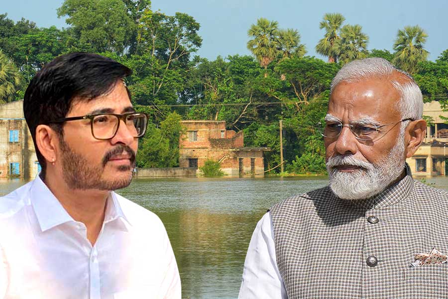 বর্ষার শুরুতেই জলমগ্ন ঘাটাল! সাহায্য চেয়ে মোদিকে চিঠি হিরণের