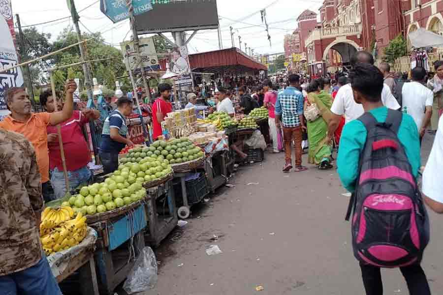 সর্বস্ব খোয়ানোর পথে হকাররা! রবির গভীর রাতে হাওড়ায় উচ্ছেদ অভিযান রেলের